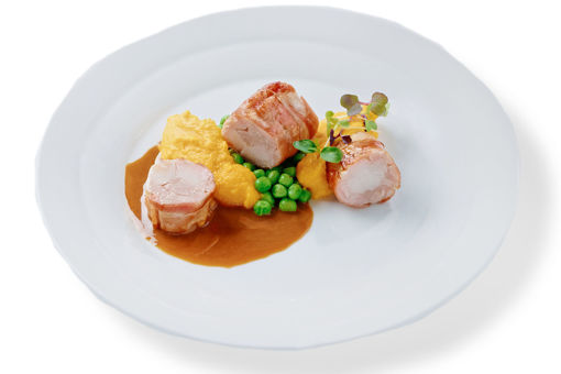 Jídlo domů - králičí hřbet v anglické slanině sous-vide s česnekovou omáčkou demi glace, karotkovým pyré se zázvorem a máslovým hráškem z EatPerfect.cz