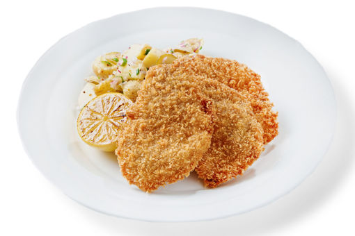 Smažený řízek z vepřové panenky v panko strouhance s vídeňským bramborovým salátem, čerstvým citronem a kyselou okurkou