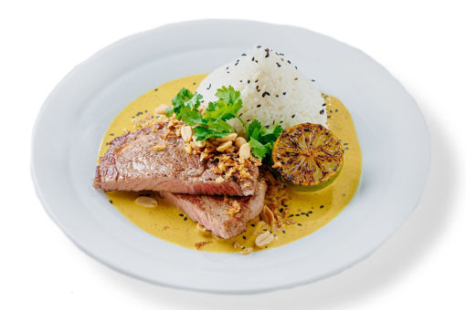 Asijské kari s hovězím rib eye steakem sous-vide a jasmínovou rýží
